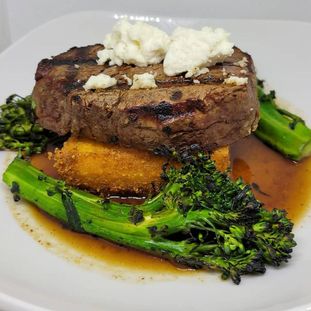 Filet with crispy polenta and broccolini