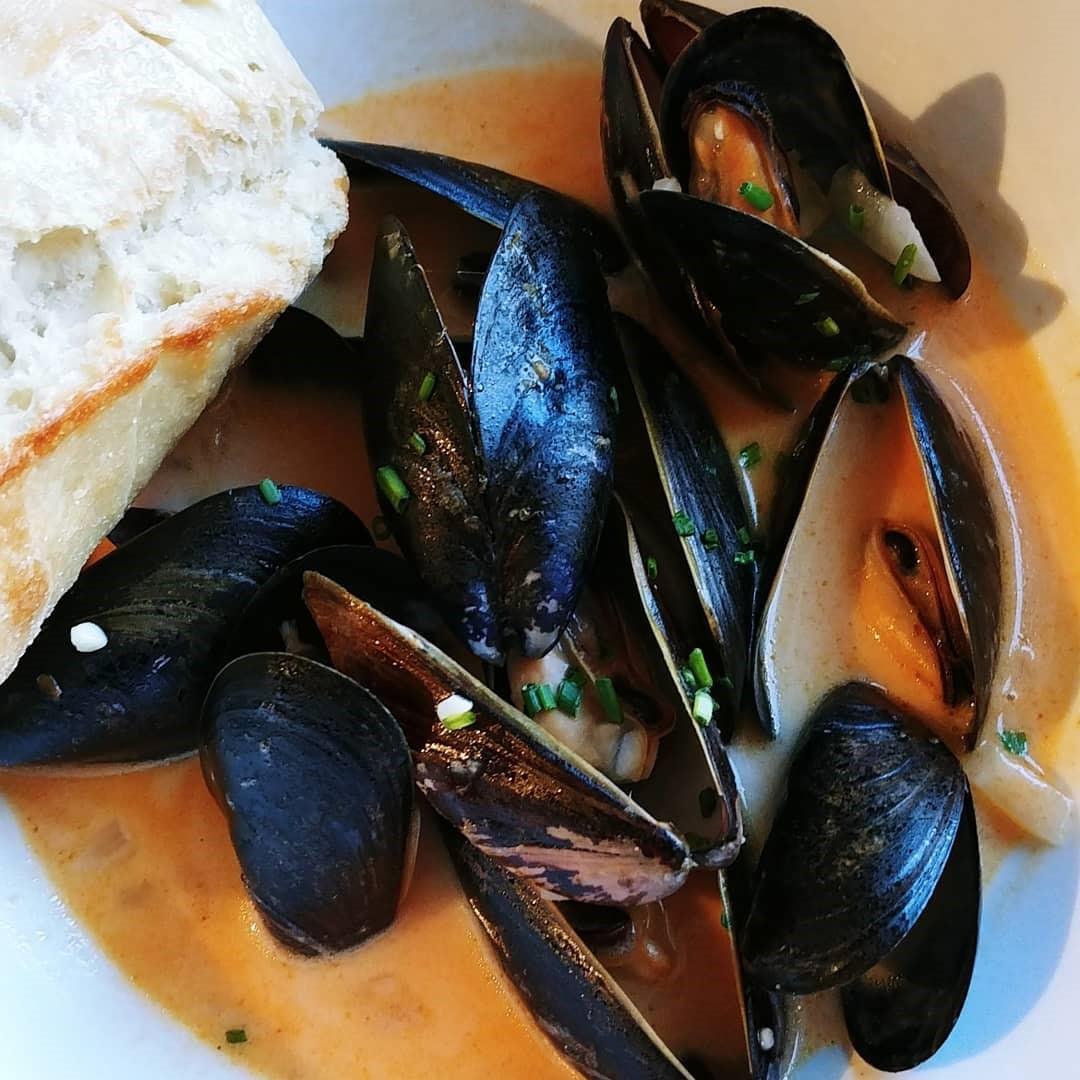 A bowl of mussels