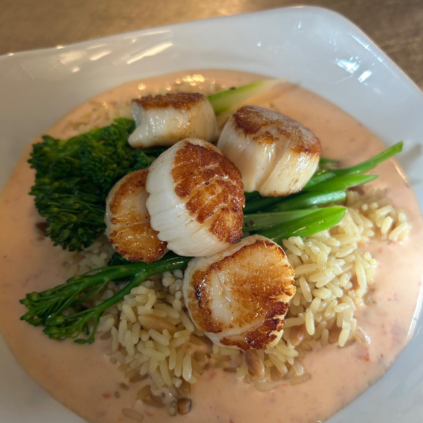 Seared scallops over rice with broccolini
